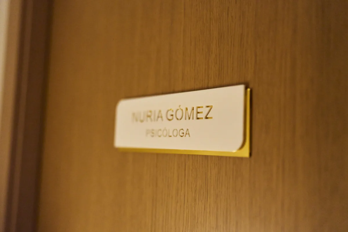 Placa de la puerta de la consulta: Nuria Gómez, psicóloga